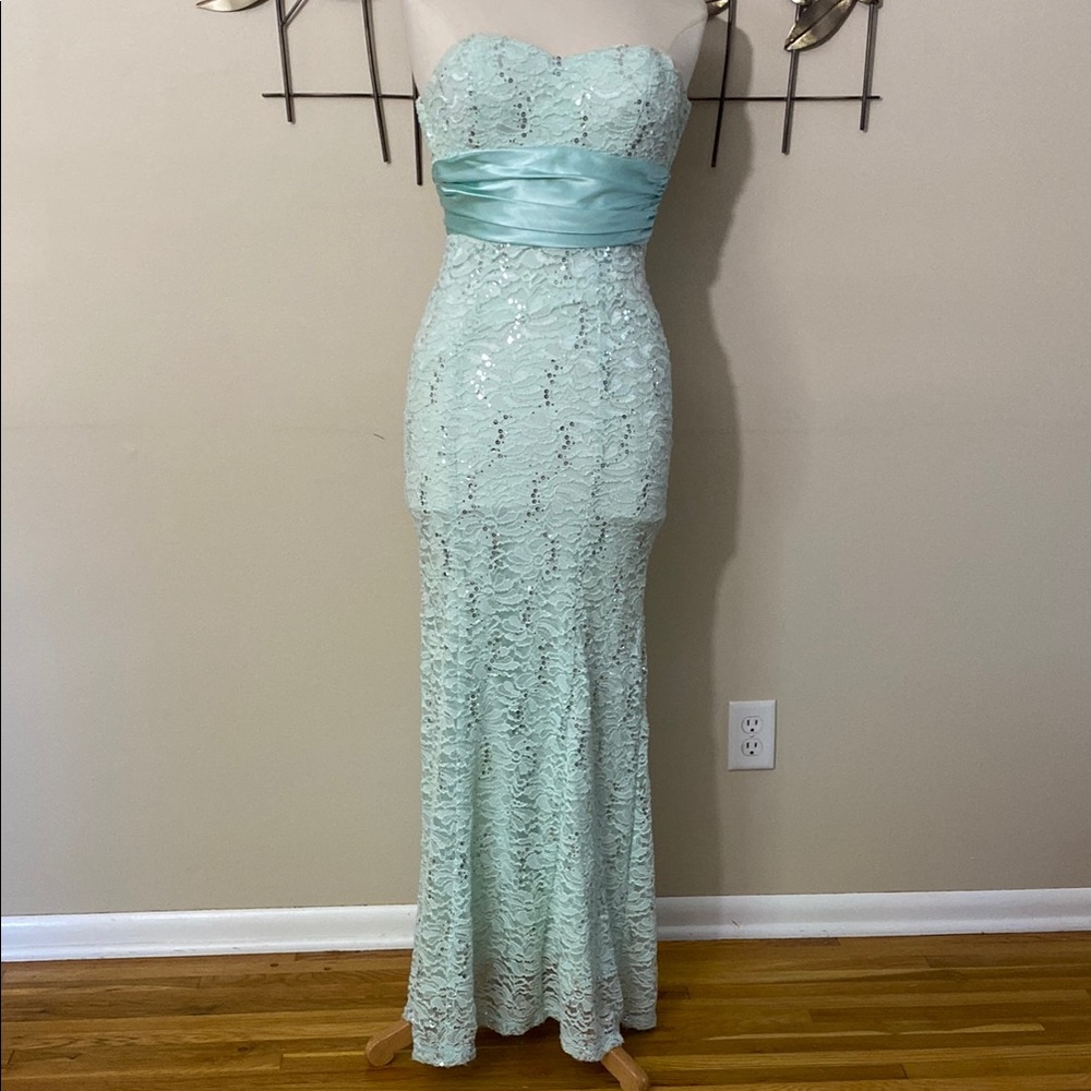 Stunning Mint Green Prom Dress with Elegant Silhouette